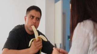 Luna Roul - Hot MILF showed how to eat a banana